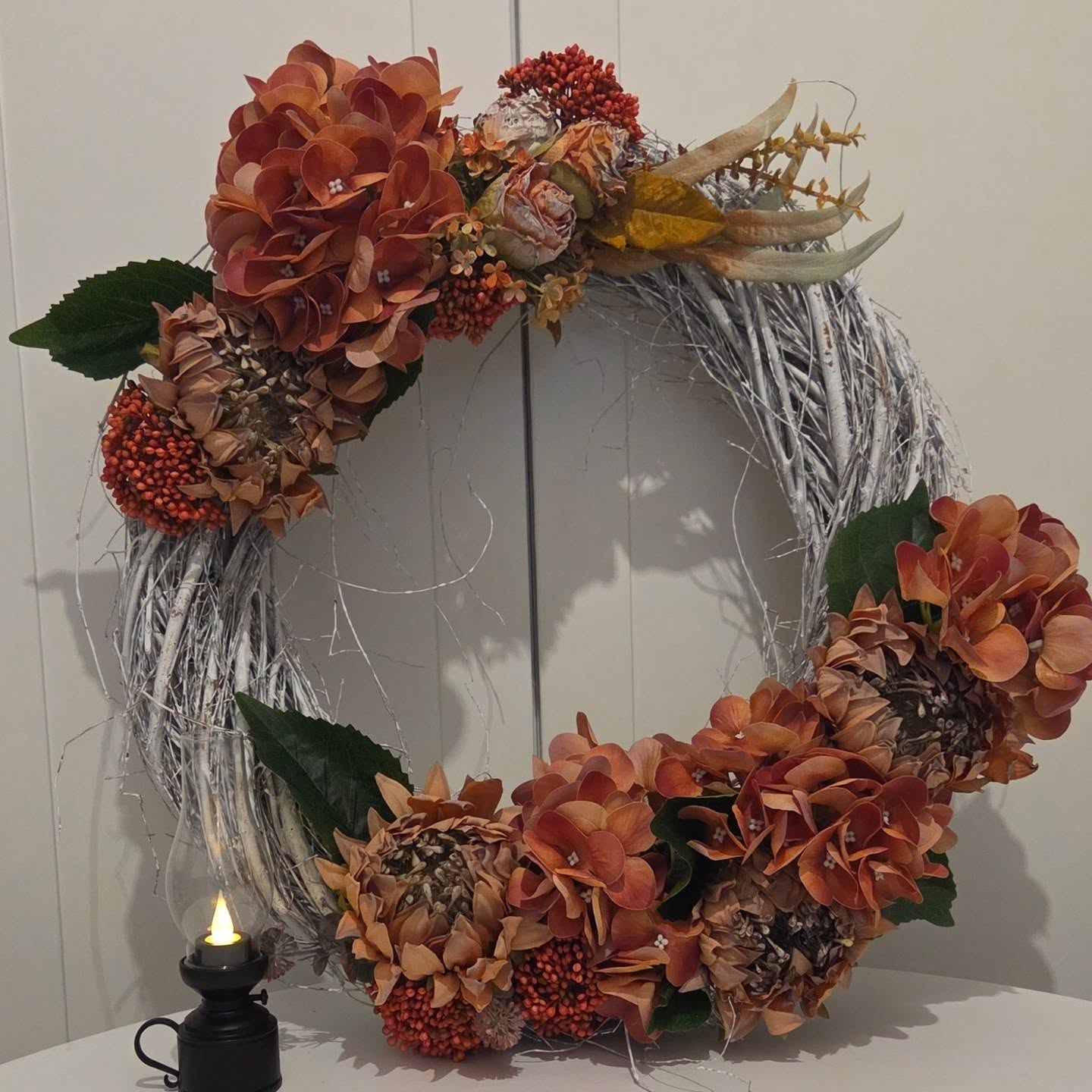 Wianek nagrobny maxi – ceglana hortensja 60 cm