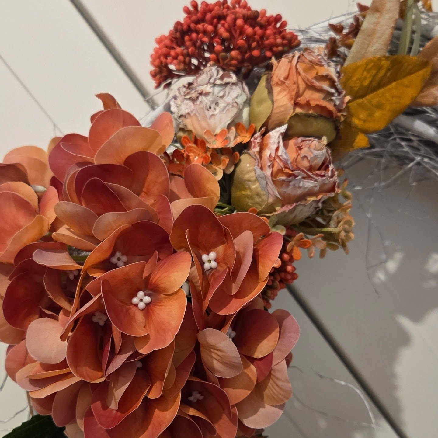 Wianek nagrobny maxi – ceglana hortensja 60 cm - obrazek 3