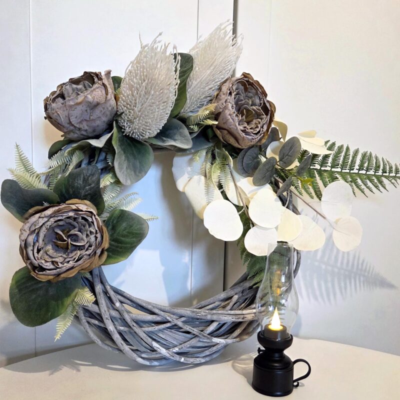 Wianek nagrobny – zgaszona zieleń i biel w liściach paproci / 40-45 cm