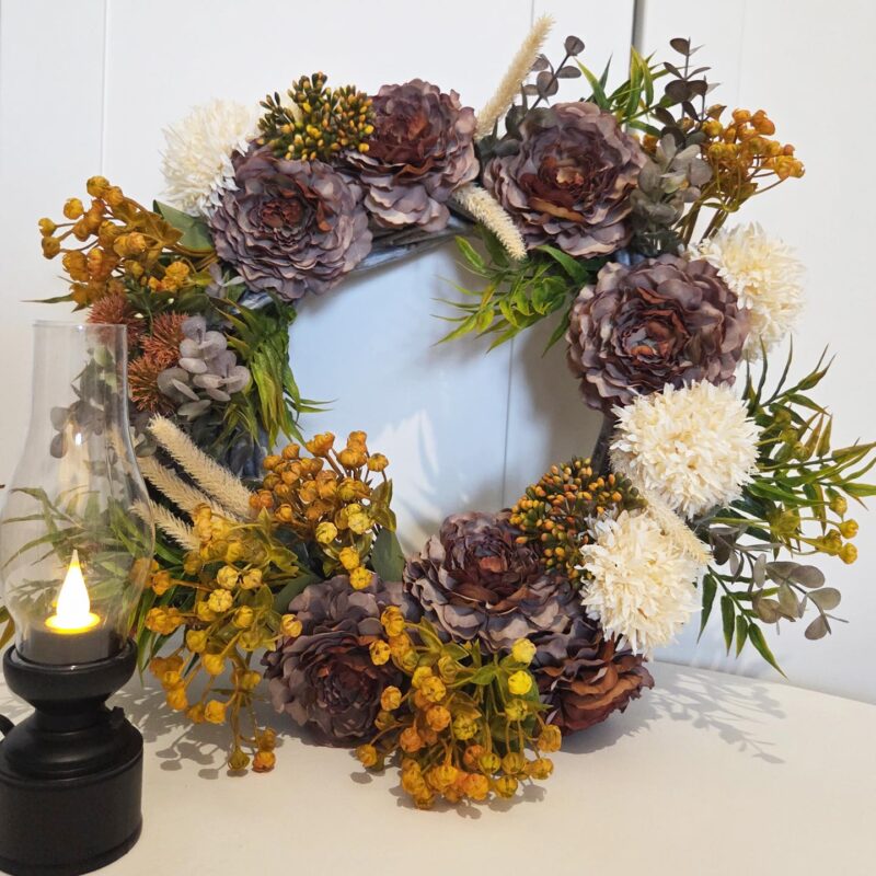 Wianek nagrobny pełen kwiatów w jesiennej tonacji / 30-35 cm