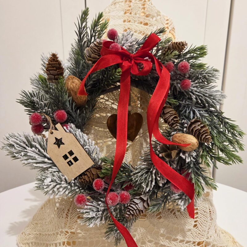 Zimowy wianek w czerwieni