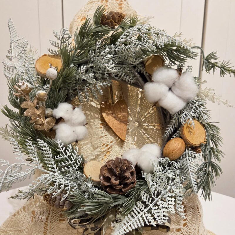 Zimowy wianek w odcieniach zieleni i bieli