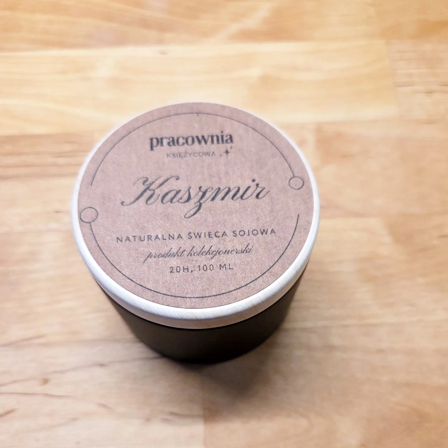 Ciepło kaszmiru - świeca sojowa w aluminium biała