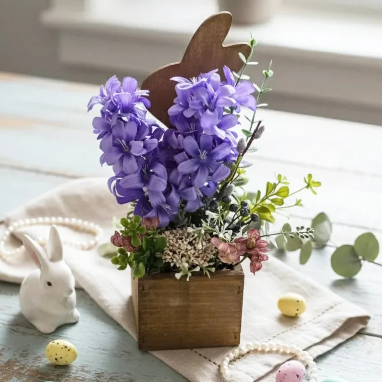 Fioletowy hiacynt w drewnianej skrzynce z zajączkiem