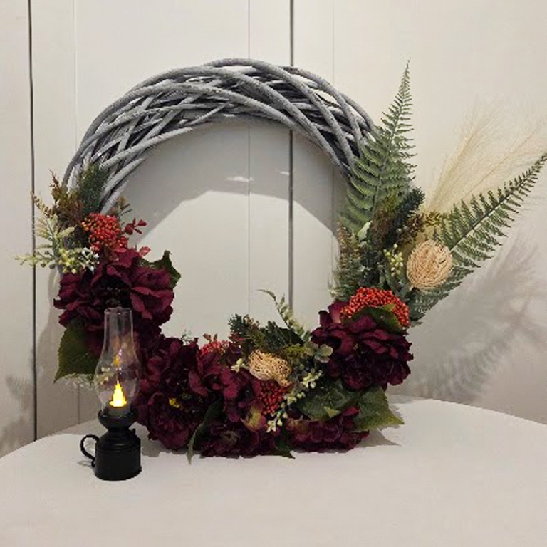 Wianek nagrobny maxi – burgundowe piwonie 60 cm